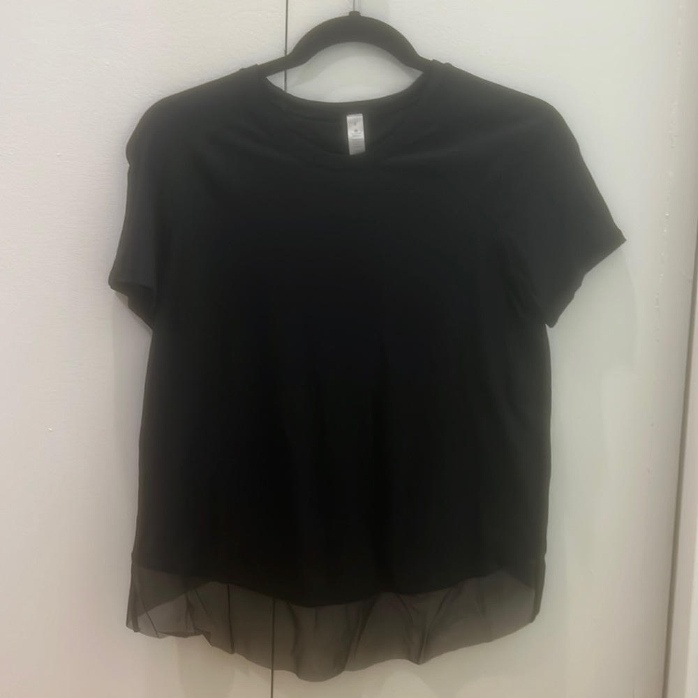 Black lululemon workout tshirt